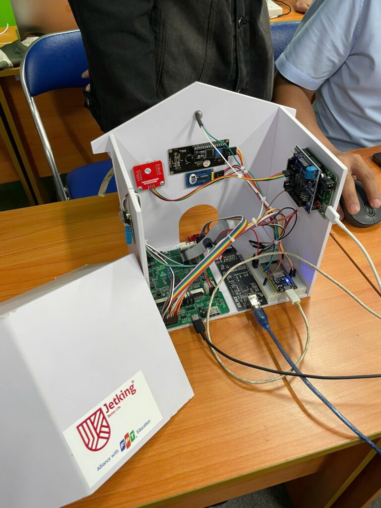 Verilog – Hệ thống Cảnh báo sớm: Khi sinh viên FPT Jetking mô phỏng an toàn thông minh bằng FPGA và IoT